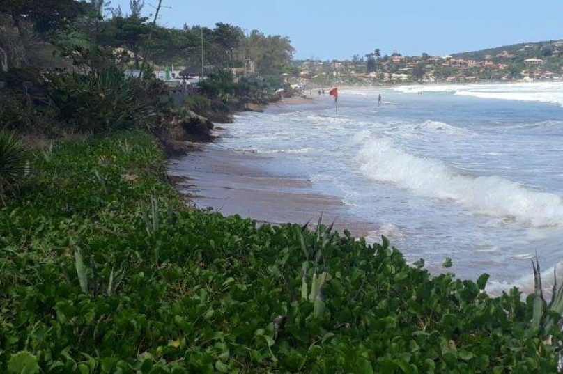Mar agitado durante aviso de ressaca na Região dos Lagos