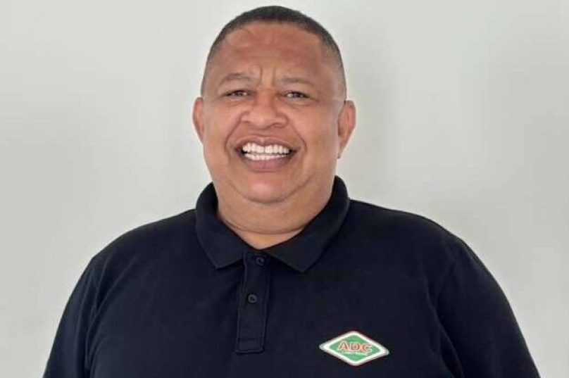 robinho **Legenda:**
Robinho, ex-jogador e ex-secretário de Esportes de Búzios, é o novo gerente de futebol da Cabofriense