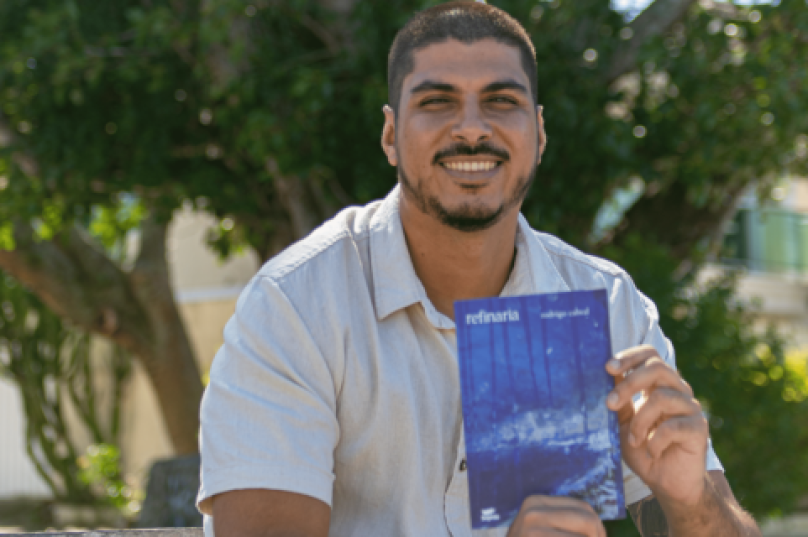 Rodrigo Cabral comemora a conquista de semifinalista do Prêmio Jabuti 2025 com seu livro Refinaria. — Foto: Mariana Ricci