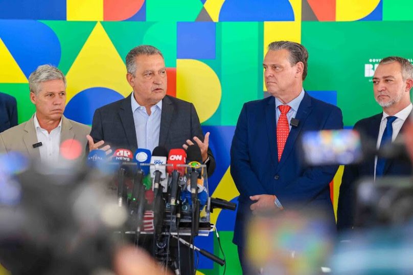 Os ministros Paulo Teixeira (Desenvolvimento Agrário e Agricultura Familiar), Rui Costa (Casa Civil) e Carlos Fávaro (Agricultura e Pecuária), com o diretor-presidente da Conab, Edegar Pretto, durante entrevista coletiva após reunião com o presidente Lula /  Wallisson Breno - PR