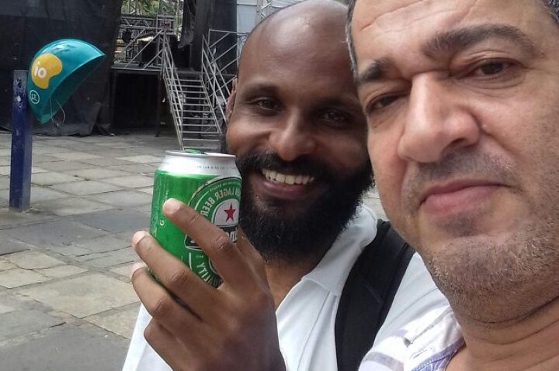 O Rapper Fábio Emecê só assiste o jogo no centro bebendo uma gelada com  Sandro Peixoto
