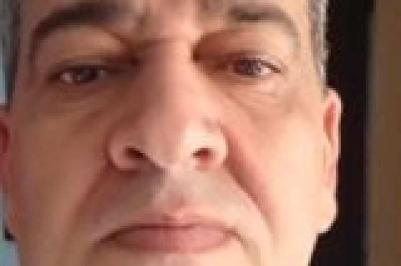 Sandro Peixoto foi por 12 anos repórter do semanário O Perú Molhado, é membro da Associação fluminense de Jornalistas, mora em Búzios, e é um dos fundadores doo Prensa de Babel