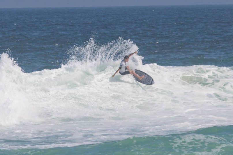 Surfista compete nas ondas de Itaúna durante evento da World Surf League em Saquarema