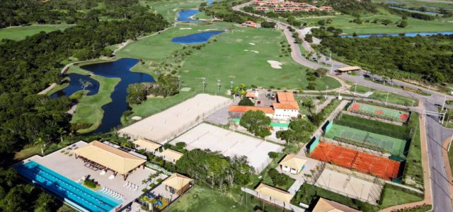 Vista aérea do Clube Aretê, em Búzios, que será palco do Festival Cores no dia 26 de julho. O complexo esportivo reúne quadras, piscina olímpica, campo de futebol, espaços para beach tennis e pista de ciclismo, atraindo atletas e visitantes durante todo o ano