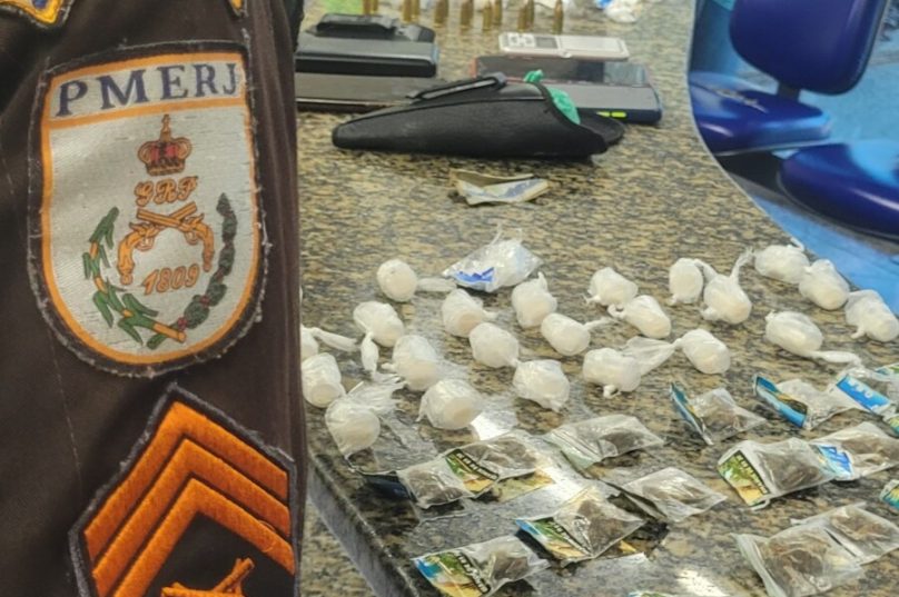 Armas, drogas, celulares e balança de precisão foram encontrados em imóvel indicado como esconderijo após homicídio em Búzios / foto divulgação PM
