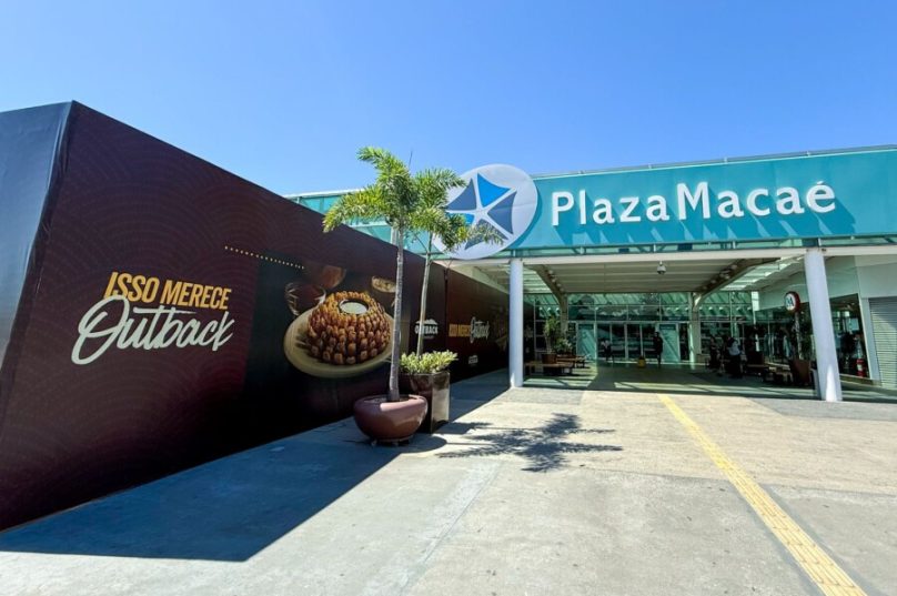 O clima de festa toma conta de Macaé com a chegada do Pré-Carnaval - Bloco do Plaza, evento gratuito que acontece nos dias 22 e 23 de fevereiro no Shopping Plaza Macaé. A programação traz atrações musicais e atividades para todas as idades, garantindo muita diversão e samba no pé.

No sábado (22), a folia começa às 18h com a apresentação da Bateria Explosão de Elite da Mangueira, que promete emocionar o público com sambas históricos da escola, incluindo enredos campeões como ‘Betânia’ e ‘Marielle’. O grupo Samba da Vila, formado por músicos macaenses, também sobe ao palco com um repertório animado que inclui sucessos de Zeca Pagodinho, Arlindo Cruz, Beth Carvalho, Jorge Aragão e Fundo de Quintal.

“Estamos preparando um lindo show com um repertório bem animado. Nossa roda de samba trará grandes sucessos do gênero, com muito partido alto", destacou Bruno Manhães Siqueira, fundador do projeto Samba da Vila.

No domingo (23), a festa continua com o Bailinho de Pré-Carnaval, voltado para as crianças. A partir das 17h30, a Praça de Alimentação será o cenário de uma tarde especial, repleta de atividades interativas, flash tattoo, distribuição de balões e o som das tradicionais marchinhas.

Outback Steakhouse chega ao Shopping Plaza Macaé

Além do Pré-Carnaval, outra novidade agita o Shopping Plaza Macaé: a chegada do restaurante Outback Steakhouse, um dos mais aguardados pelo público local. O anúncio da nova unidade foi feito na última quinta-feira (20) e já mobiliza os clientes, acumulando mais de 100 mil visualizações e 8 mil compartilhamentos nas redes sociais.

A vinda do Outback reforça o compromisso do shopping em oferecer novas experiências gastronômicas e se consolidar como um dos principais polos de lazer e conveniência da região.

Para mais informações sobre o Pré-Carnaval - Bloco do Plaza, acompanhe as redes sociais do shopping / foto divulgação