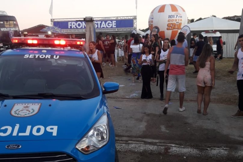 Equipe policial na entrada do Clube Azul e Branco