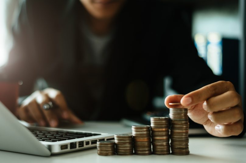 O conhecimento ajuda a impedir a queda em golpes financeiros. Foto: Reprodução/ UOL