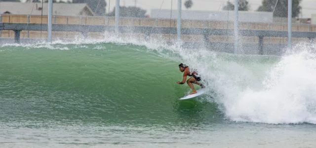 Na foto,  a veterana do surf brasileiro Silvana Lima, em onda artifiicial na California  - Crédito Origem Surf