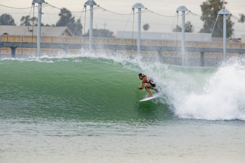 Na foto,  a veterana do surf brasileiro Silvana Lima, em onda artifiicial na California  - Crédito Origem Surf