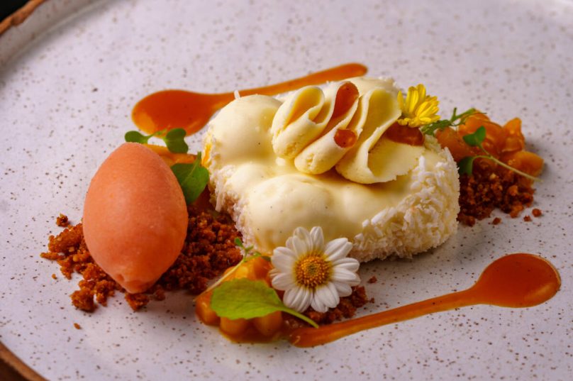 Chef Sávio Freitas apresenta sobremesa autoral no Místico, com tapioca, coco, mamão e castanha em harmonia tropical / foto divulgação