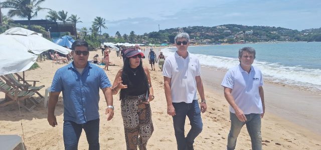 Representantes da Prefeitura de Búzios, do Ministério Público Federal e do Judiciário percorrem a Praia de Geribá para fiscalizar o cumprimento das normas de ordenamento e uso do espaço público durante a alta temporada - Foto Divulgação