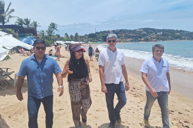 Representantes da Prefeitura de Búzios, do Ministério Público Federal e do Judiciário percorrem a Praia de Geribá para fiscalizar o cumprimento das normas de ordenamento e uso do espaço público durante a alta temporada - Foto Divulgação
