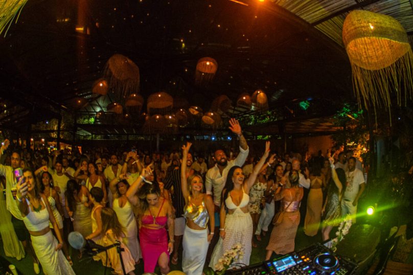 Tawa Beach prepara programação da Semana de Réveillon 2026 na Praia da Ferradura em Búzios / foto divulgação