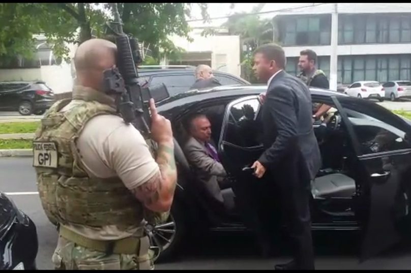 Momento em que o ex-presidente Michel Temer é abordado pela Polícia Federal. Foto: Reprodução/TV Globo
