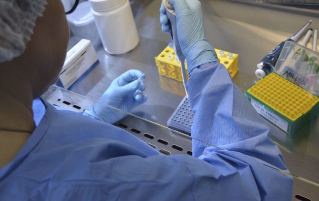 O Laboratório Central de Saúde Pública de Santa Catarina (LACEN) está realizando exames para identificação do novo coronavírus (COVID-19). Imagem: Governo do Estado.