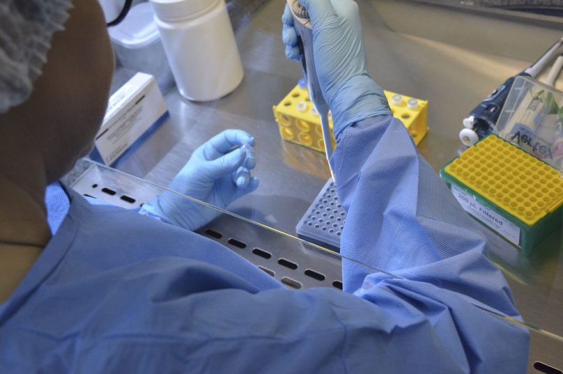 O Laboratório Central de Saúde Pública de Santa Catarina (LACEN) está realizando exames para identificação do novo coronavírus (COVID-19). Imagem: Governo do Estado.
