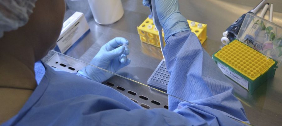 O Laboratório Central de Saúde Pública de Santa Catarina (LACEN) está realizando exames para identificação do novo coronavírus (COVID-19). Imagem: Governo do Estado.