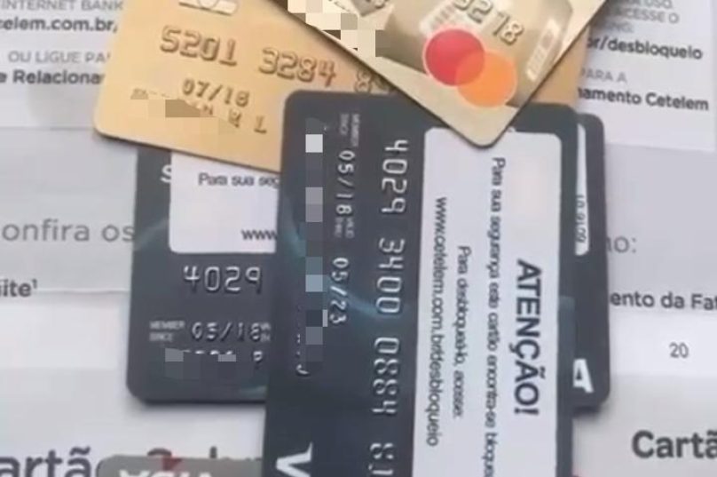 Além das notas falsificadas, o responsável pelas mensagens também divulgou a venda de cartões de créditos para pessoas negativadas. Imagem: Reprodução