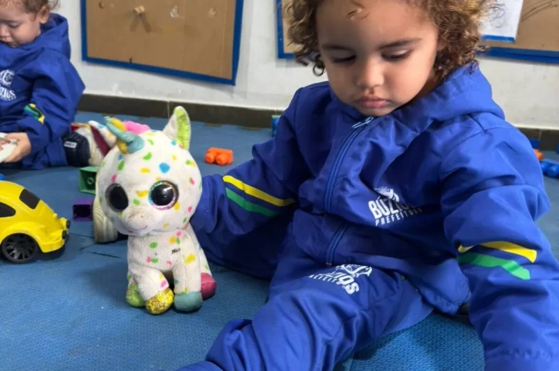 Prefeitura diz que entrega de uniformes em Búzios segue cronograma das escolas após relatos de pais I Crédito da Imagem: Divulgação PMAB