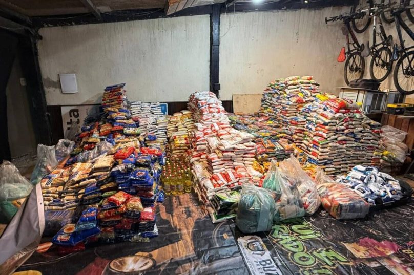 Entrega de alimentos arrecadados durante o Búzios Biker Fest para instituições de Búzios.