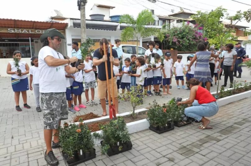 Alunos de escola pública participam de plantio de árvores em ação de educação ambiental promovida pela Prefeitura de Búzios / foto divulgação