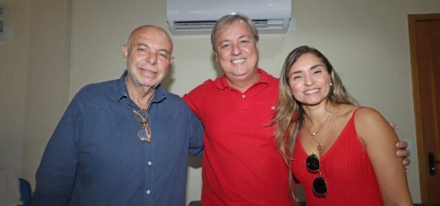 Búzios sedia segunda edição do Congresso Internacional de Resíduos e Saneamento entre 6 e 10 de outubro. Evento reunirá especialistas e instituições internacionais. Na foto  o CEO da Masterplan Engenharia Ambiental, Luiz Soraggi; o prefeito Alexandre Martins e a primeira dama e secretária da Mulher, Daniele Martins / foto divulgação