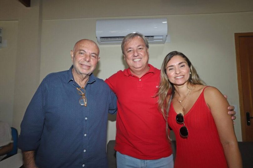 Búzios sedia segunda edição do Congresso Internacional de Resíduos e Saneamento entre 6 e 10 de outubro. Evento reunirá especialistas e instituições internacionais. Na foto  o CEO da Masterplan Engenharia Ambiental, Luiz Soraggi; o prefeito Alexandre Martins e a primeira dama e secretária da Mulher, Daniele Martins / foto divulgação