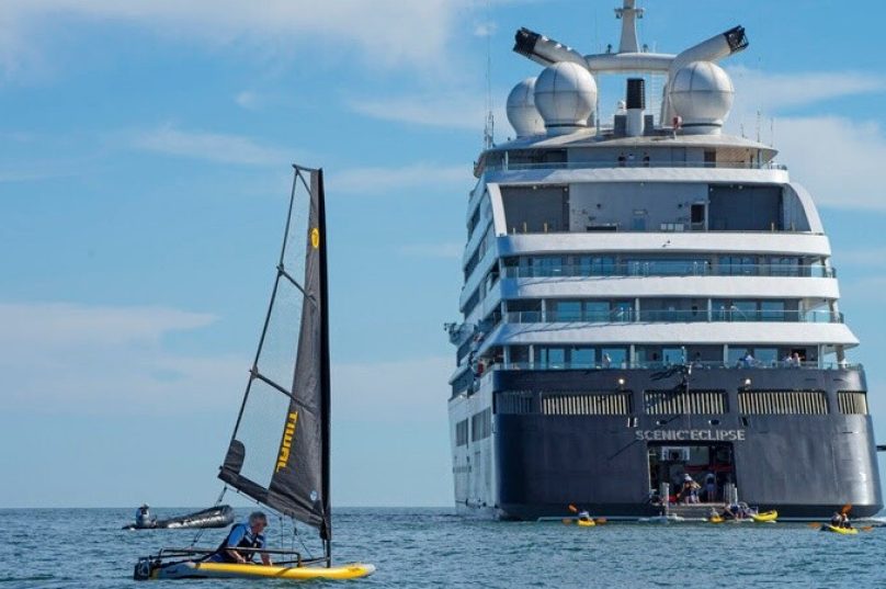 Descobrindo novos horizontes: hóspedes do Scenic Eclipse podem explorar as águas de Búzios com atividades como windsurf, parte das experiências exclusivas oferecidas pelo cruzeiro de luxo - Divulgação