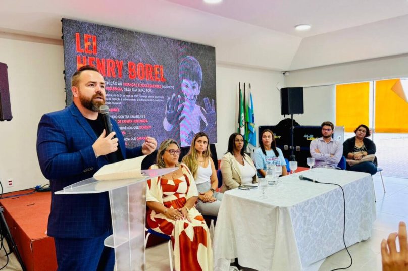 Leniel Borel participa de palestra do Maio Laranja em Búzios e reforça combate à violência infantil. Evento reuniu representantes públicos e comunidade / foto divulgação
