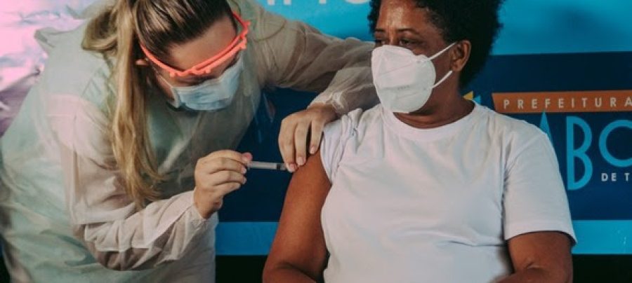 Enfermeira Teresinha Correia da Silva, primeira pessoa imunizada no município. Imagem: Divulgação (Foto: Prefeitura de Cabo Frio)