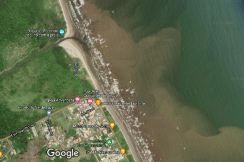Imagem satélite do encontro do Rio Una com a praia em Búzios. Imagem: PMAB | Reprodução
