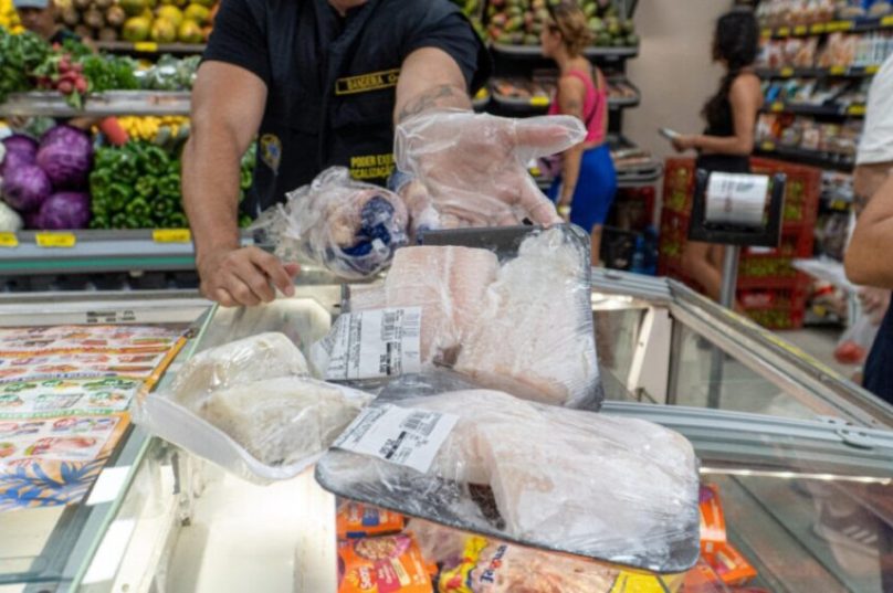 PROCON e Vigilância Sanitária autuam supermercado em Búzios por venda de produtos vencidos e impróprios para consumo / foto divulgação