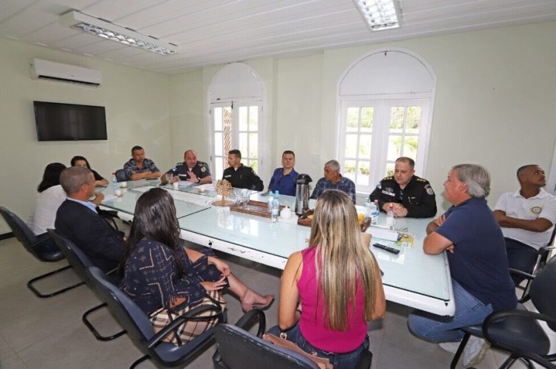 Autoridades conversaram sobre algumas medidas que possam contribuir para a promoção da segurança pública da população do balneário. Foto divulgação.