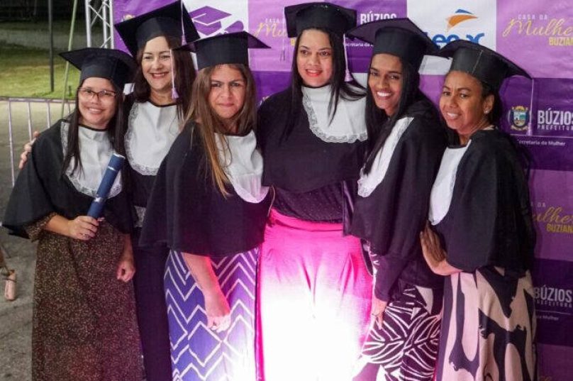 Mulheres de Búzios celebram formatura em cursos do Senac nas áreas de beleza e cuidados pet na Praça Dona Uia / divulgação