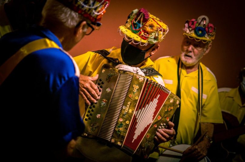 A festa da Folia de Reis se caracteriza como um cortejo de cantos religiosos ou humorísticos, com elementos musicais. Foto divulgação