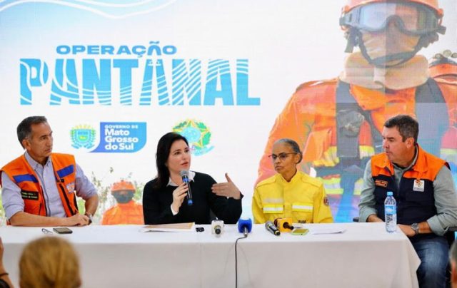 Ministros Waldez Góes (Integração e Desenvolvimento Regional), Simone Tebet (Planejamento e Orçamento) e Marina Silva (Meio Ambiente e Mudança do Clima) durante coletiva de imprensa após sobrevoarem áreas atingidas pelos incêndios no Pantanal - Foto: MPO