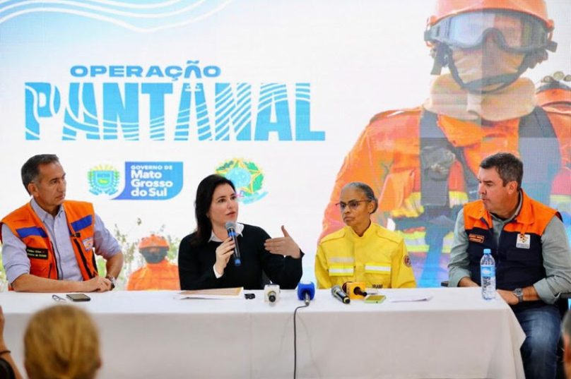 Ministros Waldez Góes (Integração e Desenvolvimento Regional), Simone Tebet (Planejamento e Orçamento) e Marina Silva (Meio Ambiente e Mudança do Clima) durante coletiva de imprensa após sobrevoarem áreas atingidas pelos incêndios no Pantanal - Foto: MPO