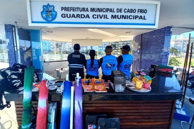 Entre o material recolhido estavam camisas, guarda-sóis, viseiras, redes, churrasqueiras, além de mesas e cadeiras. Foto reprodução