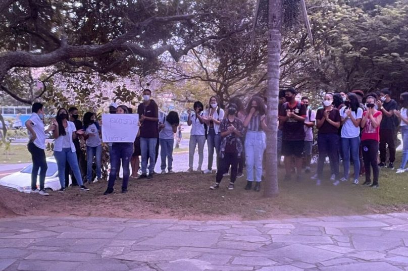 Alunos do Colégio Paulo Freire fizeram uma manifestação em frente à Prefeitura na sexta-feira (18). Foto Prefeitura de Búzios