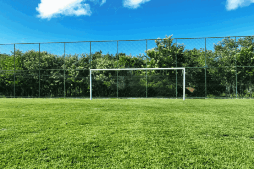 A novidade inclui a criação da primeira escolinha noturna de futebol e futevôlei do município A novidade inclui a criação da primeira escolinha noturna de futebol e futevôlei do município. (Foto: Divulgação)