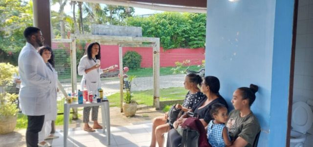A iniciativa é realizada em parceria com a Universidade Veiga de Almeida (UVA) e envolve estagiários do curso de Nutrição. (Foto: Divulgação)