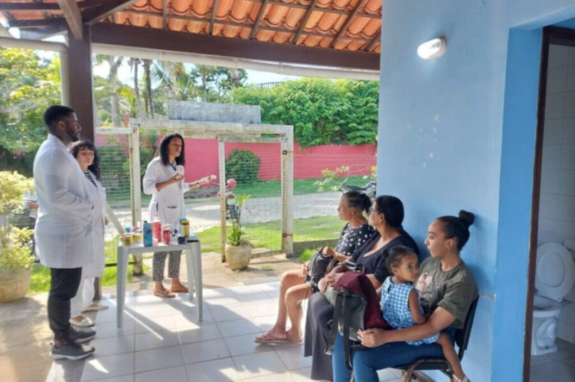 A iniciativa é realizada em parceria com a Universidade Veiga de Almeida (UVA) e envolve estagiários do curso de Nutrição. (Foto: Divulgação)