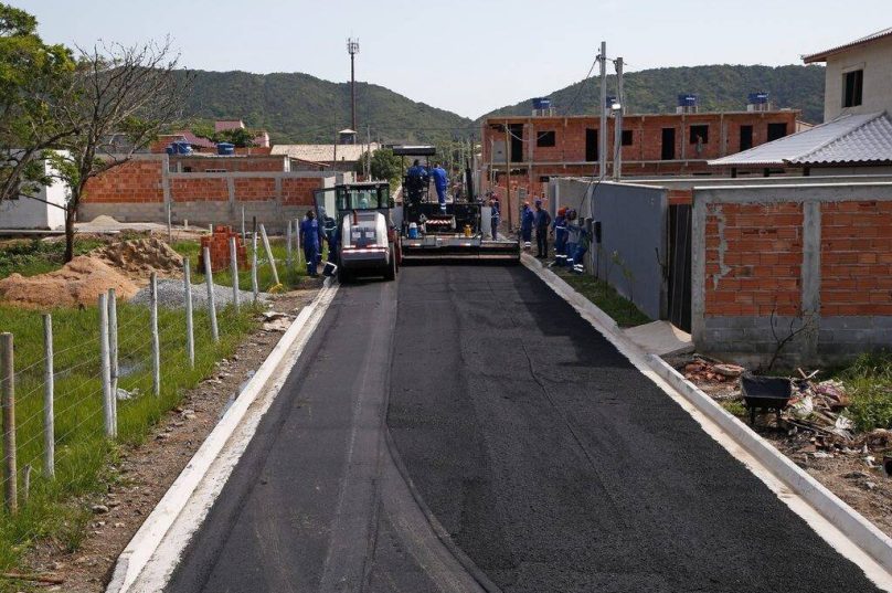 Asfaltamento da Rua José Rodrigues, no bairro Tucuns, em Búzios
