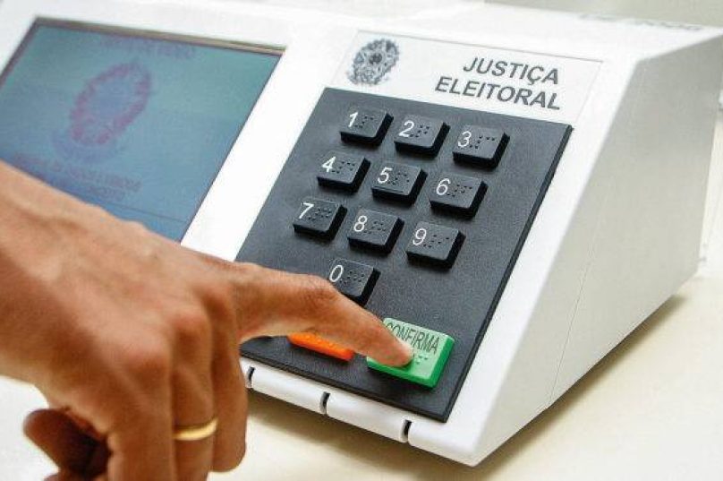 Eleitor vota em urna eletrônica durante eleições em Búzios