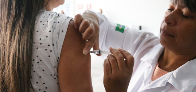 Estado do Rio reforça campanha de vacinação contra gripe e distribui novas doses para municípios; meta é imunizar 7 milhões / foto divulgação Secretaria de Estado de Saúde do RJ