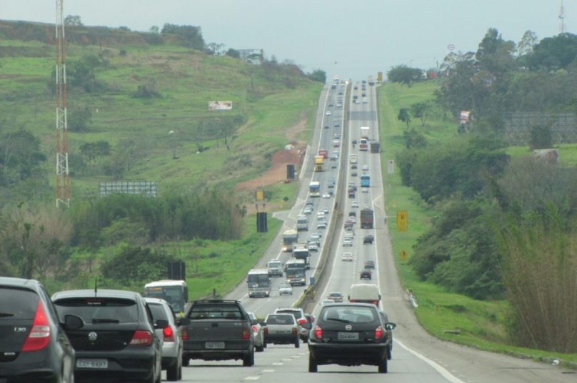 A expectativa é que 165 mil veículos passem pela ViaLagos durante o feriado - Foto divulgação