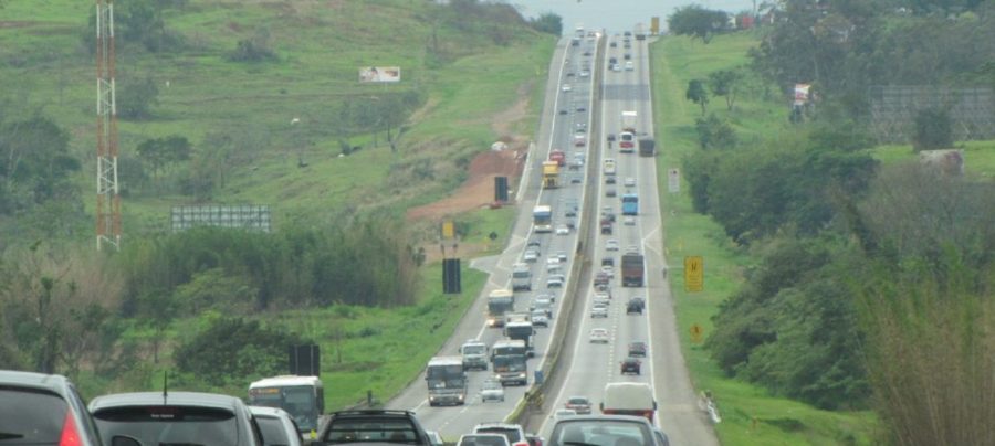 A expectativa é que 165 mil veículos passem pela ViaLagos durante o feriado - Foto divulgação