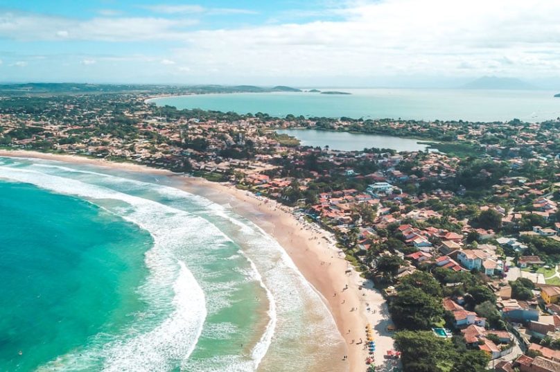 Vista aérea de Búzios. Imagem: Reprodução | Viagens Cinematográficas