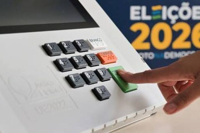 Eleitores utilizam urna eletrônica no segundo turno das eleições de 2026, com transporte público gratuito em Búzios e Região dos Lagos.